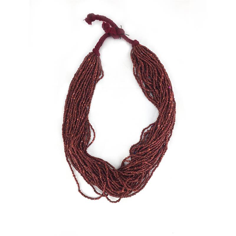 Collana marocchina berbera fatta da perline, corda e componenti di bigiotteria